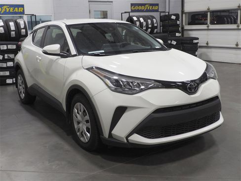 Used 2020 Toyota C-HR LE image 3