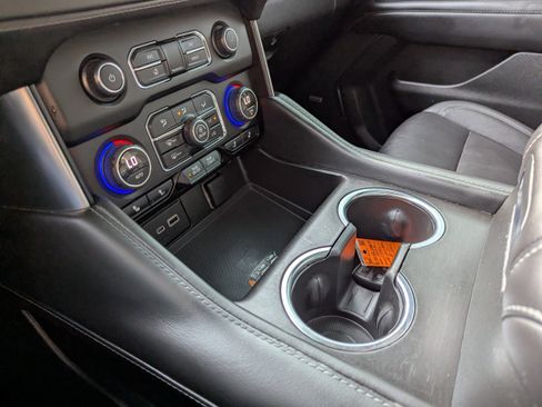 Used 2022 Chevrolet Suburban Z71 w/ Luxury Package image 28