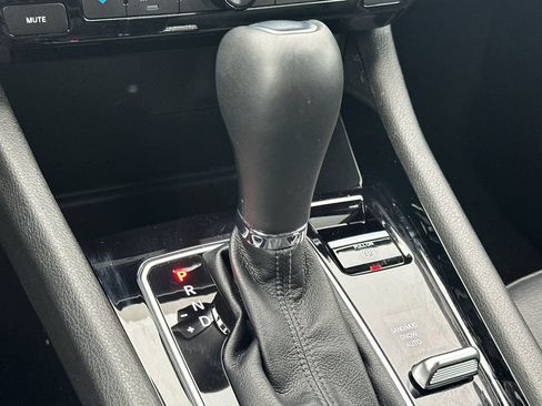 Used 2025 Jeep Compass Limited image 19