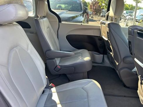 Used 2018 Chrysler Pacifica Touring-L Plus FWD image 8