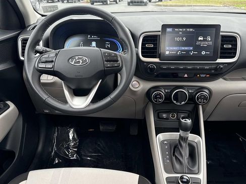 Used 2025 Hyundai Venue SEL FWD image 3