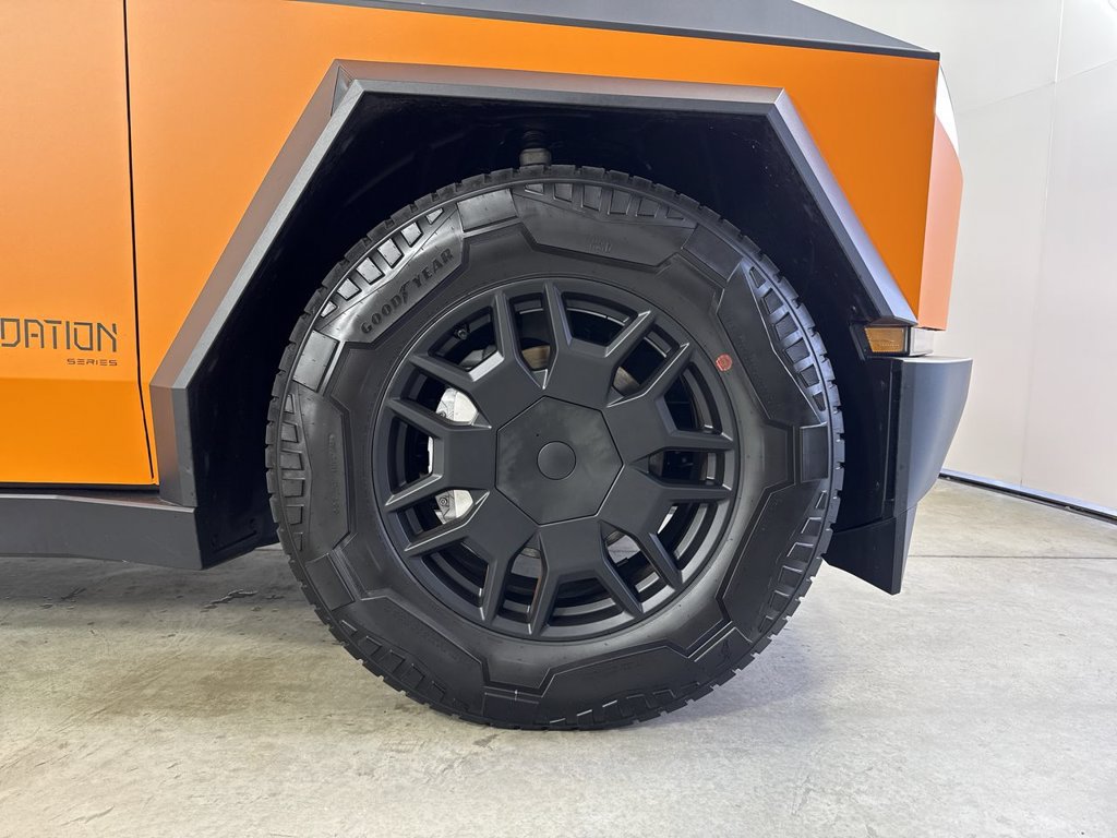 Used 2024 Tesla Cybertruck AWD Crew Cab image 15