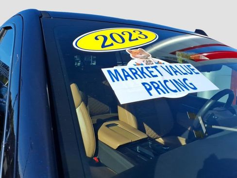 Used 2023 Cadillac Escalade ESV Premium Luxury image 9