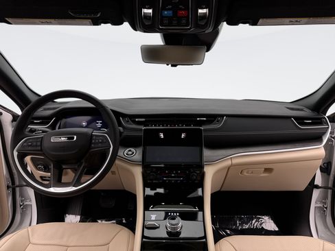 Used 2023 Jeep Grand Cherokee Limited w/ Luxury Tech Group II image 14