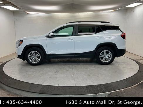 Used 2024 GMC Terrain SLE w/ Driver Convenience Package image 2