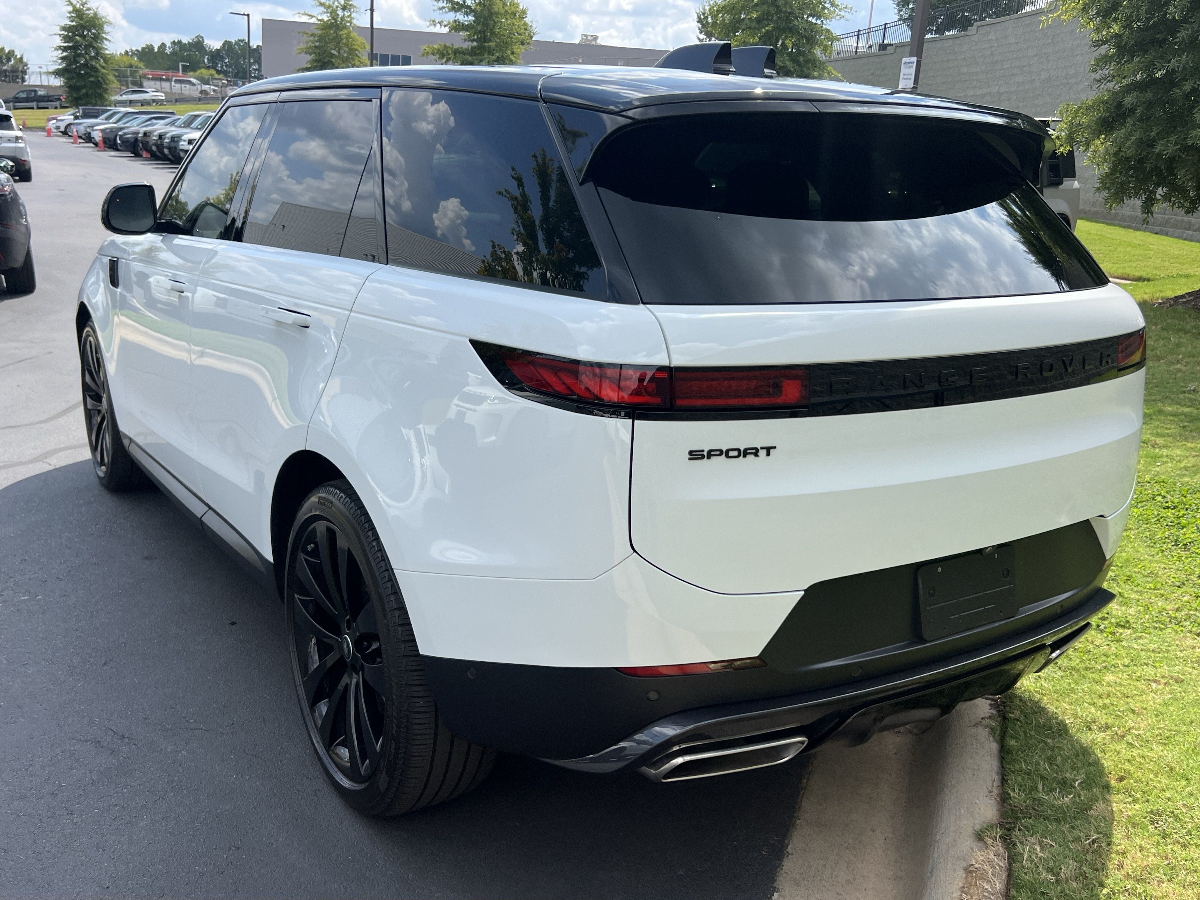 Used 2025 Land Rover Range Rover Sport SE AWD/4WD image 5