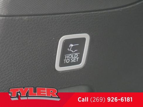 Used 2022 Jeep Wagoneer Series III w/ Premium Group I AWD/4WD image 16