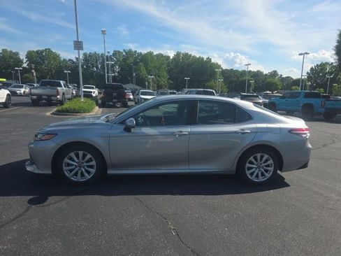 Used 2019 Toyota Camry LE FWD image 5