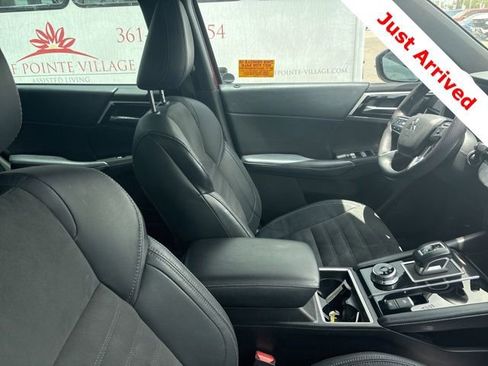 Used 2023 Mitsubishi Outlander SE FWD image 13