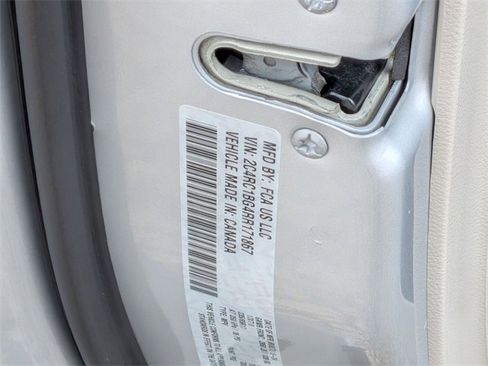 Certified 2024 Chrysler Pacifica Touring-L image 32