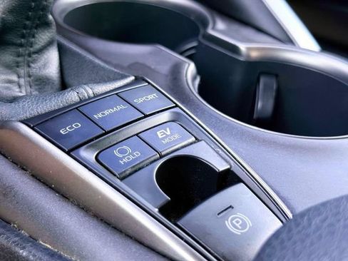 Used 2022 Toyota Camry SE w/ Convenience Package FWD image 29