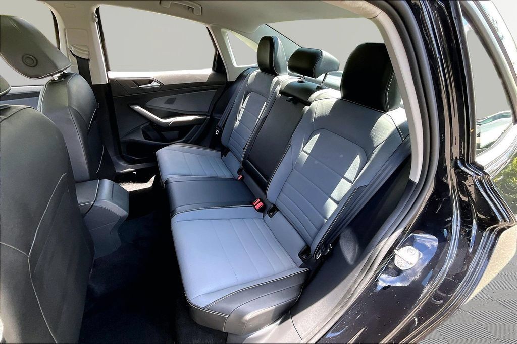 Used 2025 Volkswagen Jetta SE FWD image 13