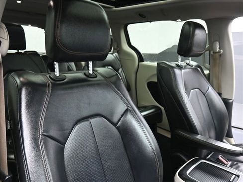 Used 2018 Chrysler Pacifica Touring-L Plus w/ Tire & Wheel Group image 29