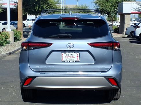 Used 2023 Toyota Highlander Platinum FWD image 5