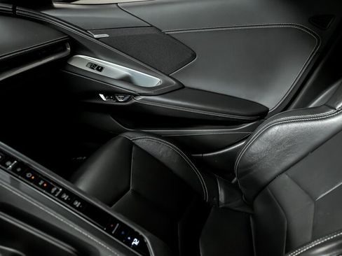 Used 2021 Chevrolet Corvette Stingray Coupe w/ Z51 Performance Package image 37