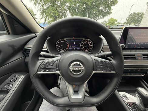 Used 2025 Nissan Altima 2.5 SV FWD image 21