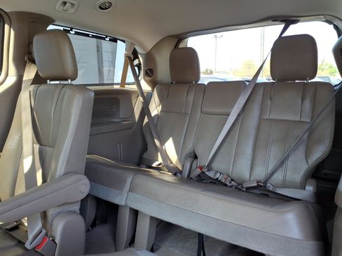 Used 2015 Chrysler Town & Country Touring w/ Driver Convenience Group image 13