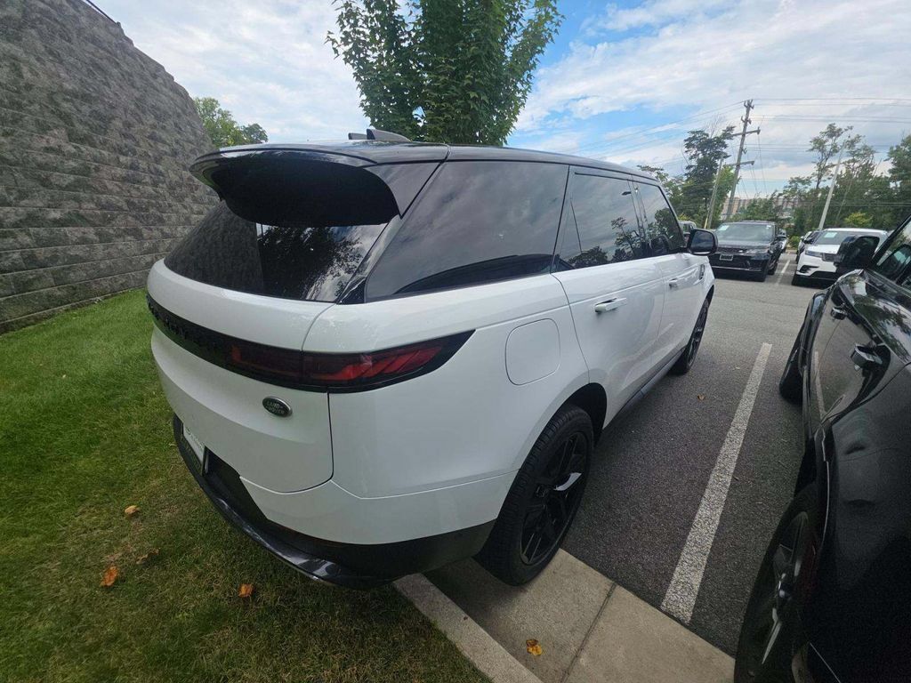 Used 2023 Land Rover Range Rover Sport SE AWD/4WD image 2