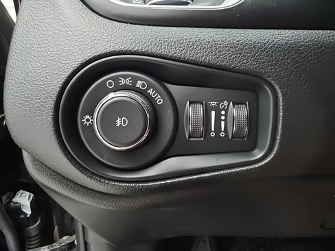 Used 2021 Jeep Renegade Latitude w/ Convenience Group AWD/4WD image 17