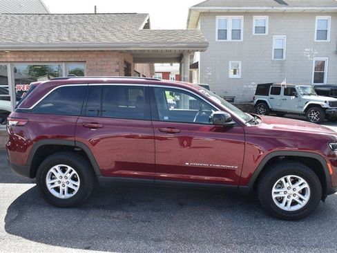 Used 2023 Jeep Grand Cherokee Laredo w/ Luxury Tech Group I AWD/4WD image 2