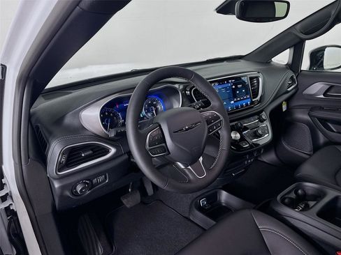 New 2026 Chrysler Pacifica Select image 9