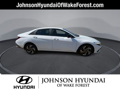 Certified 2025 Hyundai Elantra SEL image 9