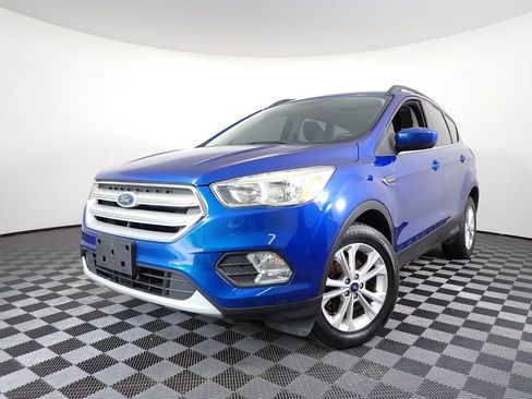 Used 2018 Ford Escape SE w/ SE Sync 3 Package AWD/4WD image 2