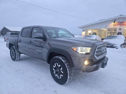 Used 2016 Toyota Tacoma TRD Off-Road image 9