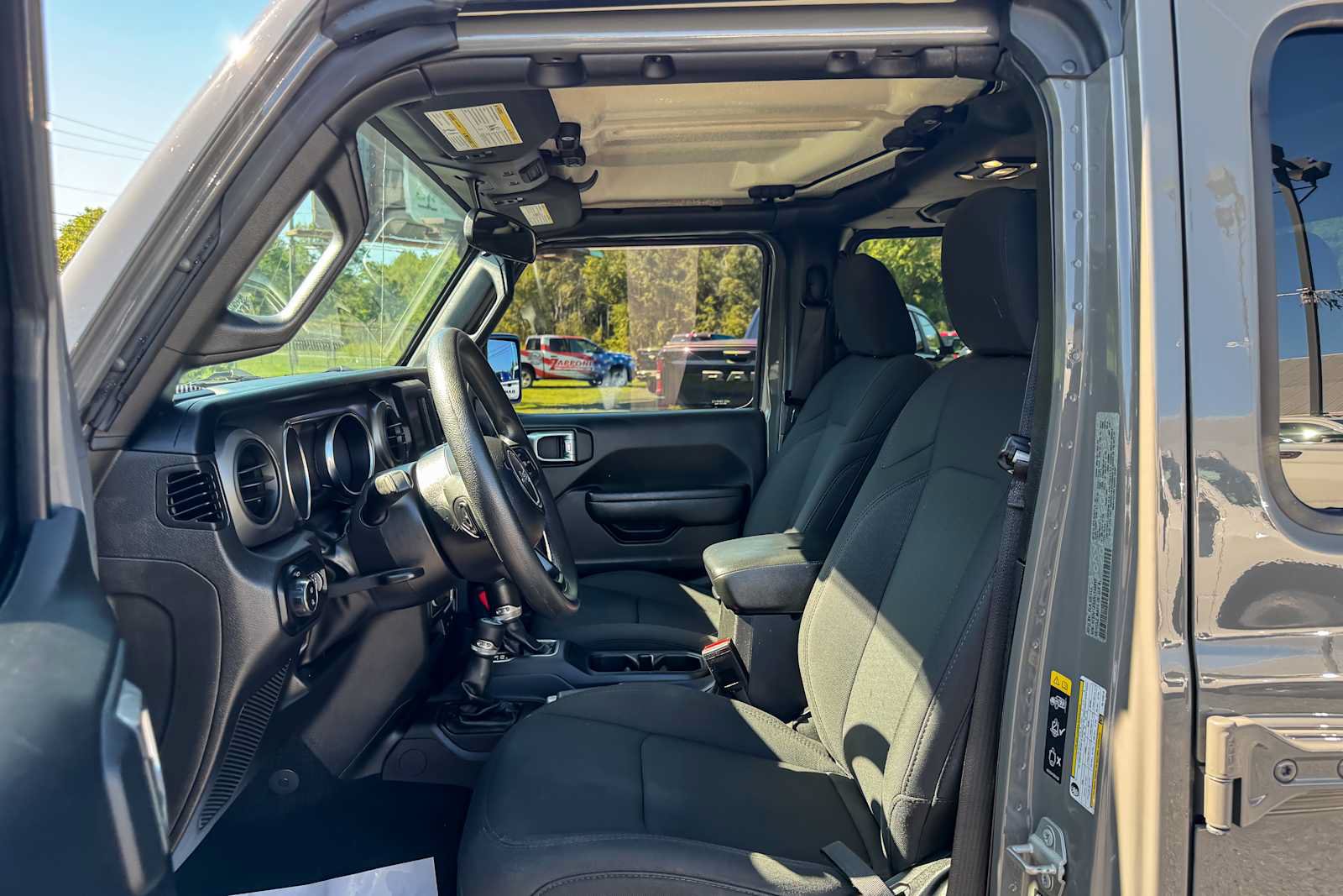 Certified 2022 Jeep Gladiator Sport AWD/4WD image 14