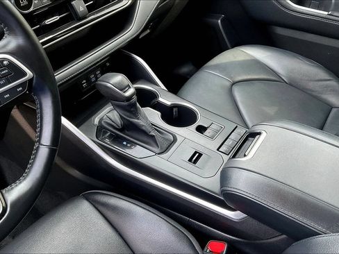 Used 2022 Toyota Highlander XLE FWD image 20