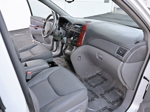 Used 2005 Toyota Sienna XLE image 12