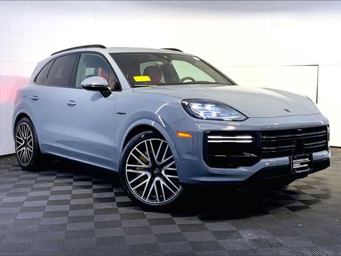 Certified 2025 Porsche Cayenne Turbo AWD/4WD image 9
