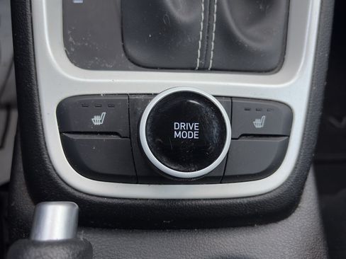Used 2022 Hyundai Venue Limited FWD image 21