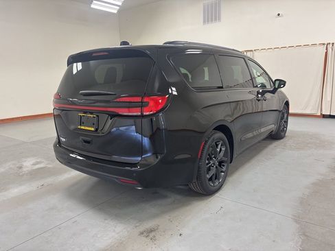 New 2026 Chrysler Pacifica Select image 8