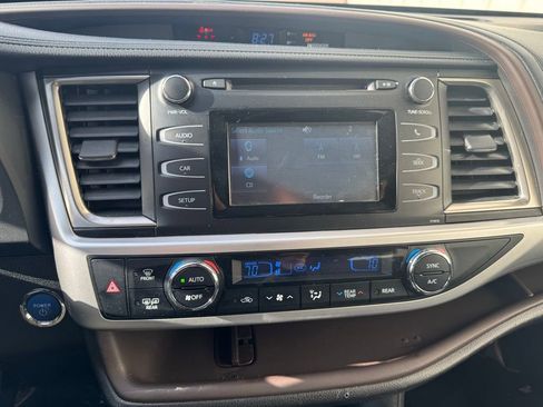 Used 2019 Toyota Highlander LE AWD/4WD image 15