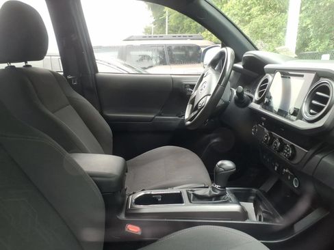 Used 2019 Toyota Tacoma TRD Sport w/ Technology Package RWD image 9