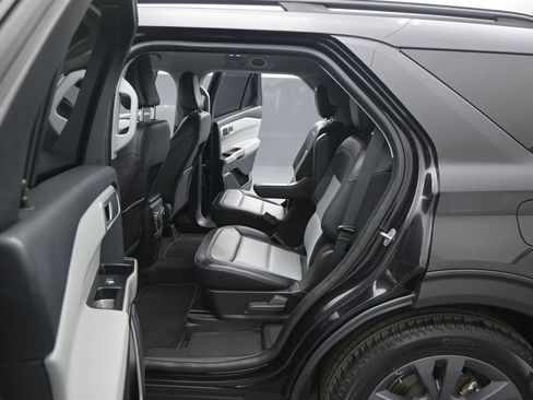 Used 2022 Ford Explorer XLT w/ Equipment Group 202A RWD image 19