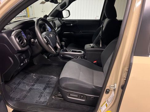 Used 2020 Toyota Tacoma TRD Off-Road AWD/4WD image 12
