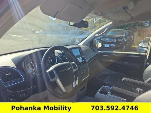 Used 2013 Chrysler Town & Country Touring image 21