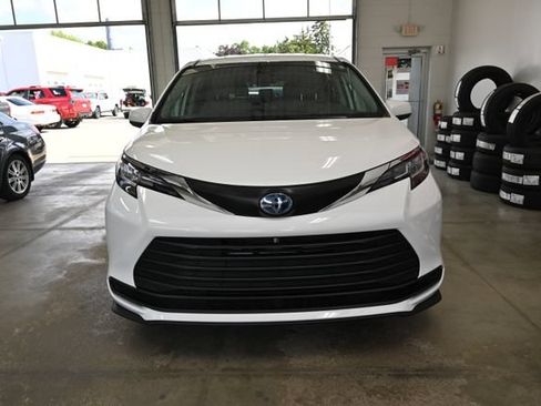 Used 2023 Toyota Sienna LE AWD/4WD image 2