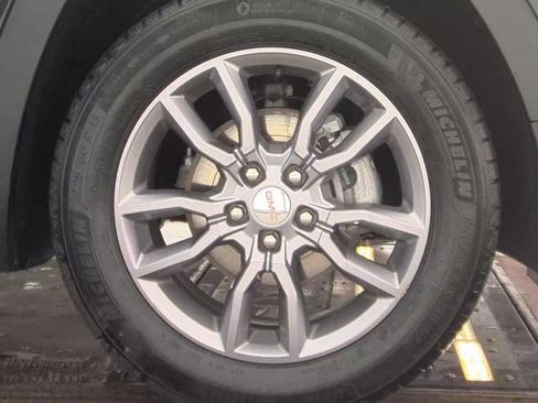 Certified 2024 GMC Terrain SLT w/ Infotainment Package II image 11