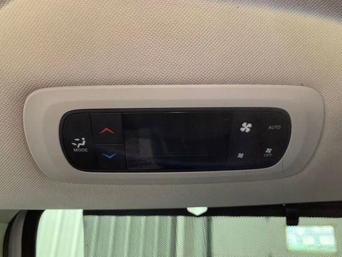 Used 2023 Chrysler Pacifica Touring-L FWD image 18