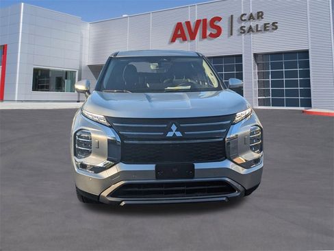 Used 2025 Mitsubishi Outlander SE image 2