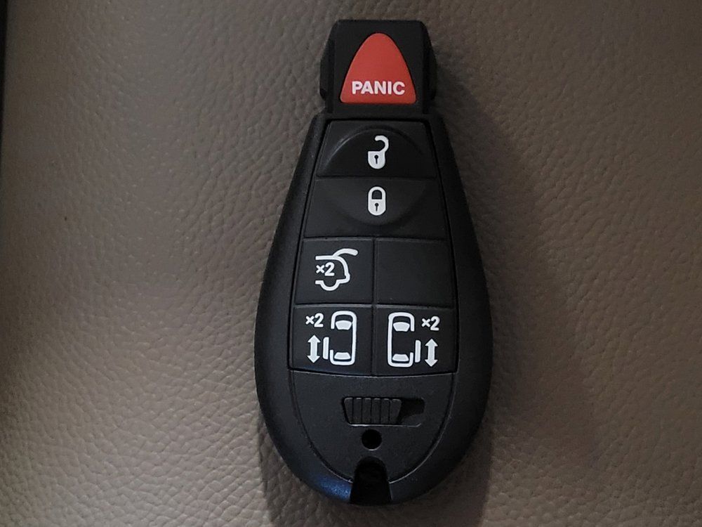 Used 2016 Chrysler Town & Country Touring FWD image 32