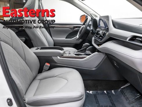 Used 2024 Toyota Highlander Platinum image 28