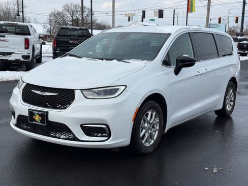 Used 2025 Chrysler Pacifica Select image 4