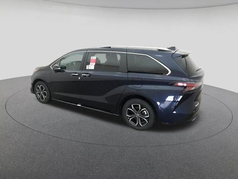 New 2026 Toyota Sienna Platinum image 4