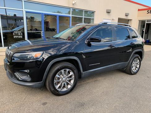 Used 2019 Jeep Cherokee Latitude Plus w/ Comfort/Convenience Group AWD/4WD image 1