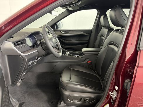 Used 2025 Jeep Grand Cherokee L Limited w/ Black Appearance Package image 6