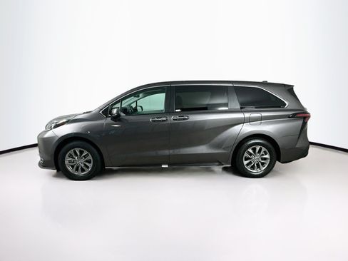 Used 2024 Toyota Sienna XLE FWD image 4